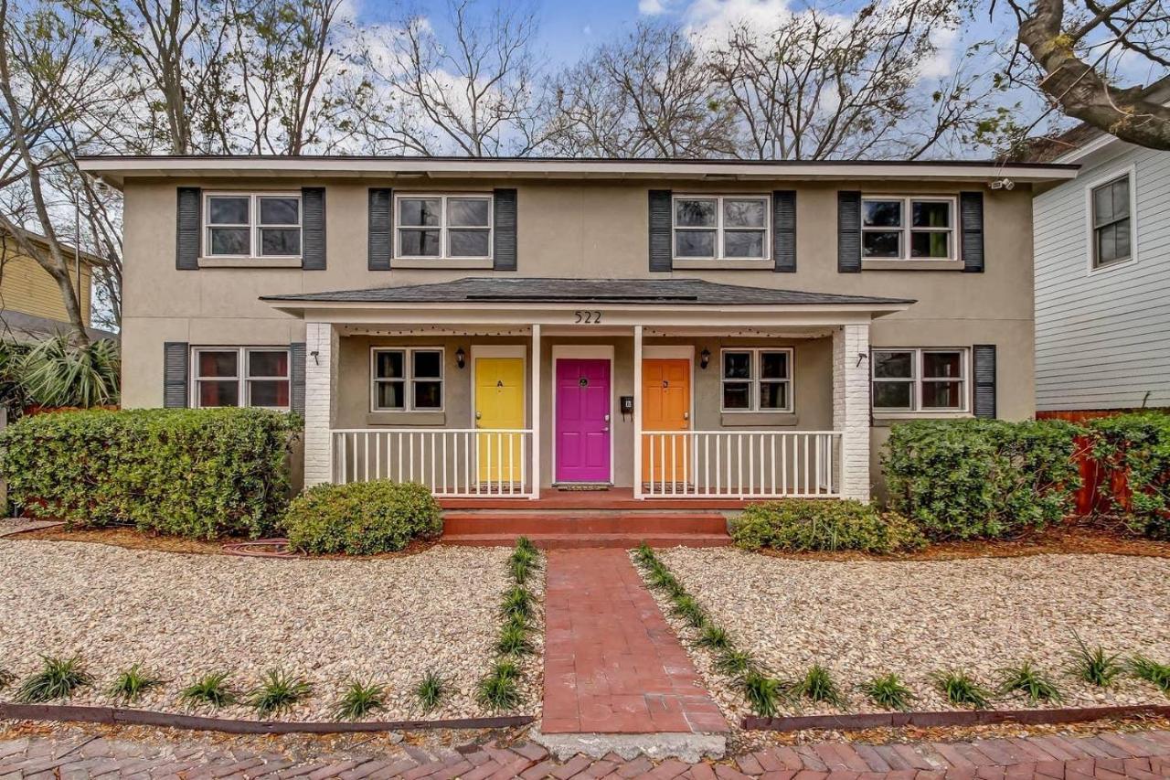 Vibrant, Colorful Condo Building With Backyard Firepit And Games Savannah Bilik gambar