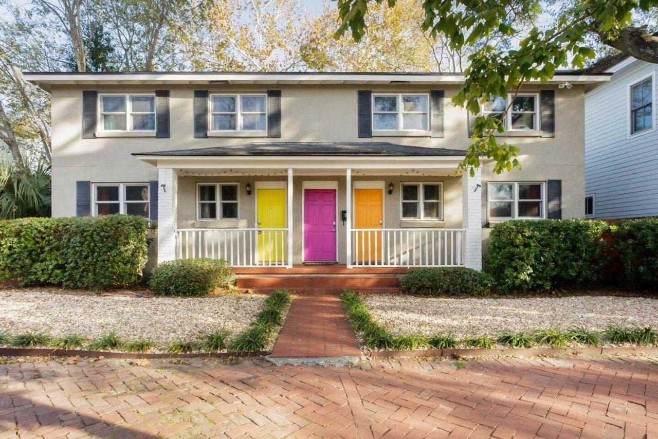 Vibrant, Colorful Condo Building With Backyard Firepit And Games Savannah Luaran gambar